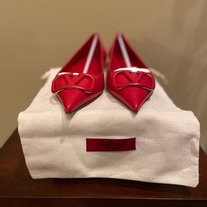 Valentino Garavani V Logo Pointed Toe Flats (Size 10)